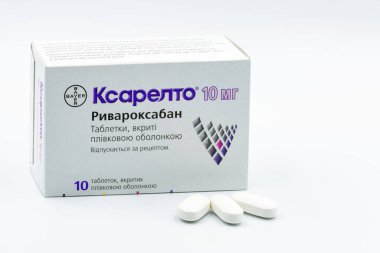 KYIV, UKRAINE - Kasım 14, 2020: Bayer tarafından beyaza yakın plan Xarelto tabletleri kutusu. Xarelto rivaroxaban, pıhtılaşma önleyici veya kan inceltici olarak bilinen dünyaca ünlü modern bir ilaç türüdür..