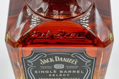KYIV, UKRAINE - NOVEMBER 01, 2020: Jack Daniels Single Barrel Whiskey 'in yakın plan çekimleri. Dünyadaki en çok satan Amerikan viskisidir..