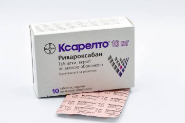 KYIV, UKRAINE - Kasım 14, 2020: Bayer tarafından beyaza yakın plan Xarelto tabletleri kutusu. Xarelto rivaroxaban, pıhtılaşma önleyici veya kan inceltici olarak bilinen dünyaca ünlü modern bir ilaç türüdür..