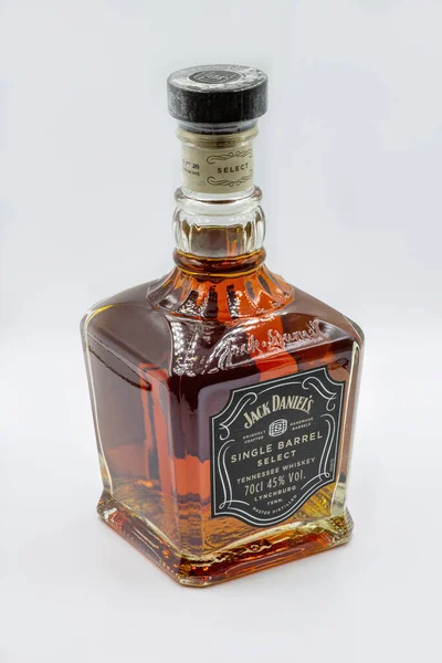 Kyiv Ukraine 11月01 2020 ボトルのスタジオクローズアップ撮影ジャック ダニエルズシングルバレル白い背景にテネシーウイスキーを選択します それは世界で最も売れているアメリカのウイスキーです — ストック写真