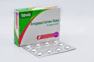 KYIV, UKRAINE - Kasım 14, 2020: Teva tarafından üretilen Atorvastatin jenerik ilaç beyaza karşı yakın plan. Kardiyovasküler hastalıkları önlemek ve anormal lipit seviyelerini tedavi etmek için kullanılan bir ilaçtır..