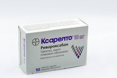 KYIV, UKRAINE - Kasım 14, 2020: Bayer tarafından beyaza yakın plan Xarelto tabletleri kutusu. Xarelto rivaroxaban, pıhtılaşma önleyici veya kan inceltici olarak bilinen dünyaca ünlü modern bir ilaç türüdür..