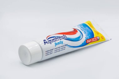 KYIV, UKRAINE - 14 Kasım 2020: Aquafresh ailesi florür diş macunu tüpü beyaza karşı yakın çekim. GSK tüketici sağlık hizmetleri Aquafresh, Maclean 's ve Sensodyne diş macunları satıyor.