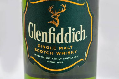 KYIV, UKRAINE - 17 Ağustos 2019: bir şişe Glenfiddich viskisi beyaza karşı tek malt viski. Glenfiddich, Galce 'de' Geyik Vadisi 'anlamına gelir, şişedeki geyik sembolünün nedeni.