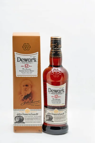 Kyiv Ukraine 2019年8月17日 Dewar True Scotch 12歳の祖先は スコッチウィスキーをブレンドしました デューアのウイスキーは20カ国以上で400以上の賞とメダルを獲得している — ストック写真