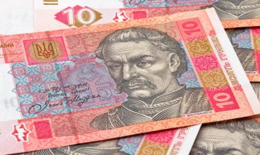 Ukrayna 'nın arka planında Ukrayna' nın Hetman portresi Ivan Mazepa ile birlikte on Hryvnas banknotu var.
