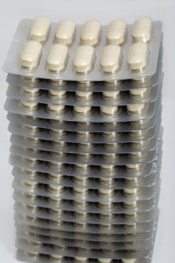 Kabarcıklar tabletlerle beyaz satırlara yakın.