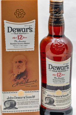 KYIV, UKRAINE - 17 AĞUSTOS 2019 Dewar 's True Scotch The Acestor 12 yıllık karışık İskoç viskisi. Dewar 'ın viskileri 20' den fazla ülkede 400 'den fazla ödül ve madalya kazandı..
