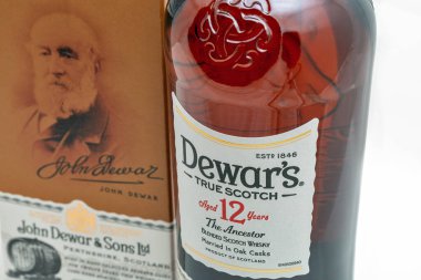 KYIV, UKRAINE - 17 AĞUSTOS 2019 Dewar 's True Scotch The Acestor 12 yıllık karışık İskoç viskisi. Dewar 'ın viskileri 20' den fazla ülkede 400 'den fazla ödül ve madalya kazandı..