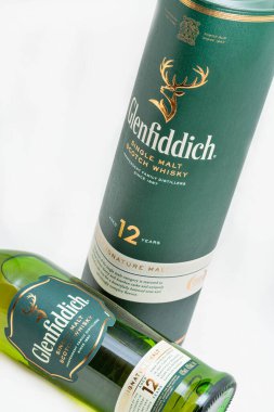 KYIV, UKRAINE - 17 Ağustos 2019: bir şişe Glenfiddich viskisi beyaza karşı tek malt viski. Glenfiddich, Galce 'de' Geyik Vadisi 'anlamına gelir, şişedeki geyik sembolünün nedeni.