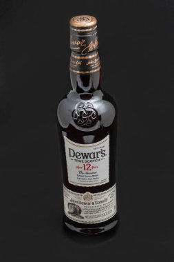 KYIV, UKRAINE - 17 Ağustos 2019 Dewar 's True Scotch the Acestor 12 yıllık karışık viski şişesi. Dewar 'ın viskileri 20' den fazla ülkede 400 'den fazla ödül ve madalya kazandı..
