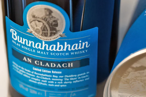 Kiev Ukraine 2019年6月8日 Bunnahabhain Cladach Limited版リリース白に対するシングルモルトスコッチウイスキーボトルの閉鎖を表示します 蒸留所は1881年にアイラ島のポート アスカイ近くに設立された — ストック写真