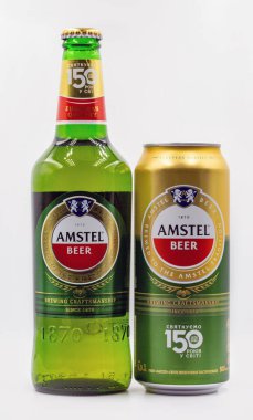 KYIV, UKRAINE - 14 Eylül 2020: Amstel bira kutusu ve beyaz arka plana yakın çekim. Amstel 1870 yılında Amsterdam 'da kurulan bir Hollanda bira fabrikasıdır. Heineken tarafından 1968 'de ele geçirildi..