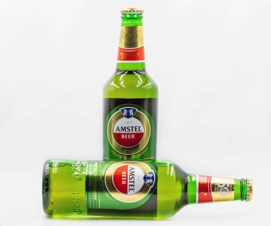 KYIV, UKRAINE - 14 Eylül 2020: Amstel bira şişeleri beyaz arka plana yakın çekim. Amstel 1870 yılında Amsterdam 'da kurulan bir Hollanda bira fabrikasıdır. Heineken tarafından 1968 'de ele geçirildi..