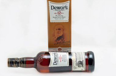 KYIV, UKRAINE - 17 AĞUSTOS 2019 Dewar 's True Scotch The Acestor 12 yıllık karışık İskoç viskisi. Dewar 'ın viskileri 20' den fazla ülkede 400 'den fazla ödül ve madalya kazandı..