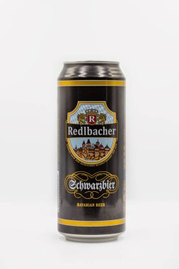KYIV, UKRAINE - 14 Eylül 2020: Alman Redlbacher Bavarian Schwarzbier koyu lager birası beyaz arkaplana yaklaşabilir.