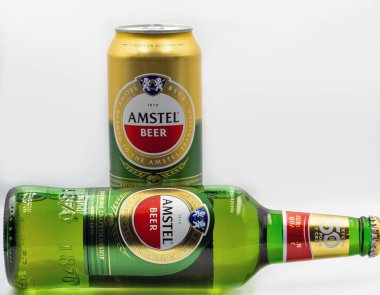 KYIV, UKRAINE - 14 Eylül 2020: Amstel bira kutusu ve beyaz arka plana yakın çekim. Amstel 1870 yılında Amsterdam 'da kurulan bir Hollanda bira fabrikasıdır. Heineken tarafından 1968 'de ele geçirildi..