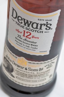 KYIV, UKRAINE - 17 Ağustos 2019 Dewar 's True Scotch the Acestor 12 yıllık karışık viski şişesi. Dewar 'ın viskileri 20' den fazla ülkede 400 'den fazla ödül ve madalya kazandı..