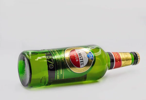 Kyiv Ukraine 2020年9月14日 白を背景にしたアムステル製ビールボトルのクローズアップ アムステル Amstel 1870年にアムステルダムで設立されたオランダの醸造所 1968年にハイネケンに買収された — ストック写真