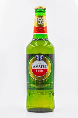 KYIV, UKRAINE - 14 Eylül 2020: Amstel bira şişesi beyaz arka plana yakın çekim. Amstel 1870 yılında Amsterdam 'da kurulan bir Hollanda bira fabrikasıdır. Heineken tarafından 1968 'de ele geçirildi..