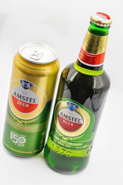 KYIV, UKRAINE - 14 Eylül 2020: Amstel bira kutusu ve beyaz arka plana yakın çekim. Amstel 1870 yılında Amsterdam 'da kurulan bir Hollanda bira fabrikasıdır. Heineken tarafından 1968 'de ele geçirildi..