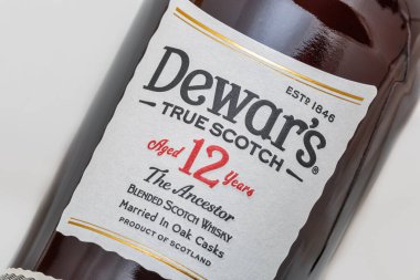 KYIV, UKRAINE - 17 Ağustos 2019 Dewar 's True Scotch the Acestor 12 yıllık karışık viski şişesi. Dewar 'ın viskileri 20' den fazla ülkede 400 'den fazla ödül ve madalya kazandı..