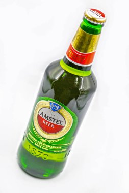 KYIV, UKRAINE - 14 Eylül 2020: Amstel bira şişesi beyaz arka plana yakın çekim. Amstel 1870 yılında Amsterdam 'da kurulan bir Hollanda bira fabrikasıdır. Heineken tarafından 1968 'de ele geçirildi..
