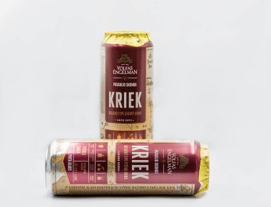 KYIV, UKRAINE - 14 Eylül 2020: Volfas Engelman Kriek kirazlı Litvanya bira kutuları beyaz arka plana yakın çekim.