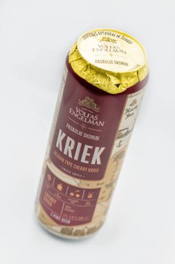 KYIV, UKRAINE - 14 Eylül 2020: Volfas Engelman Kriek kirazlı Litvanya birası beyaz arka plana yakın çekilebilir.