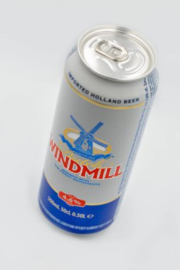 KYIV, UKRAINE - ECTOBER 03, 2020: Hollanda Değirmen İthal Hollanda Birası beyaz arkaplana karşı kapatılabilir.