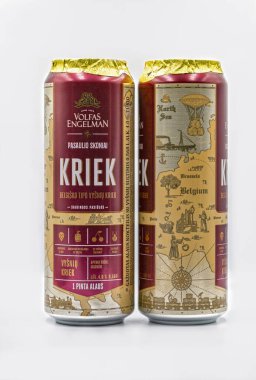 KYIV, UKRAINE - 14 Eylül 2020: Volfas Engelman Kriek kirazlı Litvanya bira kutuları beyaz arka plana yakın çekim. Kutuda Ortaçağ Belçika haritası.