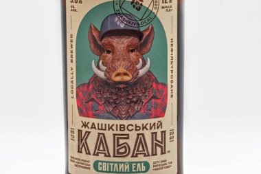 KYIV, UKRAINE - ECTOBER 03, 2020: Zhashkivsky Yaban Domuzu Ukrayna yapımı hafif bira şişesi.