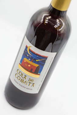 KYIV, UKRAINE - 14 Eylül 2020: İspanyol Kola de Cometa 'nın stüdyo çekimi beyaz arka plana yakın kırmızı şarap şişesi.