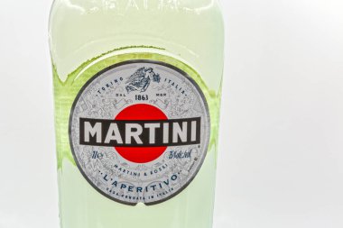 KYIV, UKRAINE - NOVEMBER 21, 2020: Martini Bianco şişe etiketi yakın plan, ünlü bir İtalyan vermutu 1863 yılından beri Torino ve Rossi tarafından üretilen dünyanın en güçlü dördüncü alkollü markasıdır..