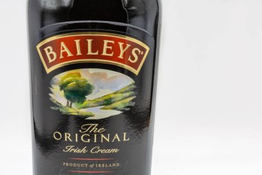 KYIV, UKRAINE - 16 Aralık 2020: Diageo şirketinin beyaz arka planda yaptığı İrlanda kremalı alkollü içecek etiketinin stüdyo çekimi.