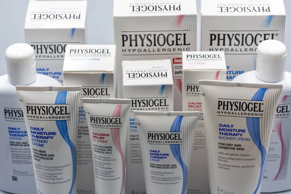 Kyiv Ukraine 2020年10月4日 白を背景にした低刺激性皮膚化粧品の生理学的閉鎖 フィソゲルブランドはスキンケア製品の英国のメーカーです — ストック写真
