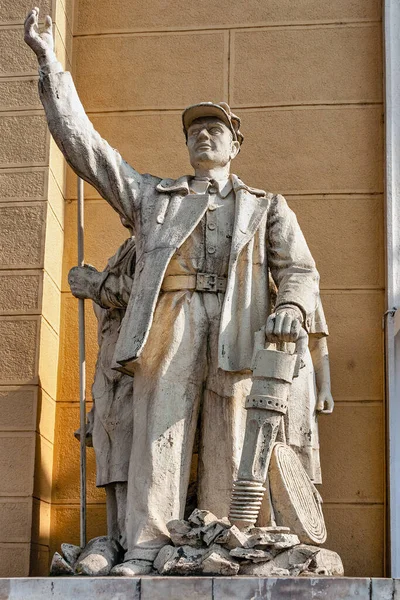 Antigua Estatua Soviética Mujer Trabajador Esculturas Del Proletariado Cerca Entrada — Foto de Stock