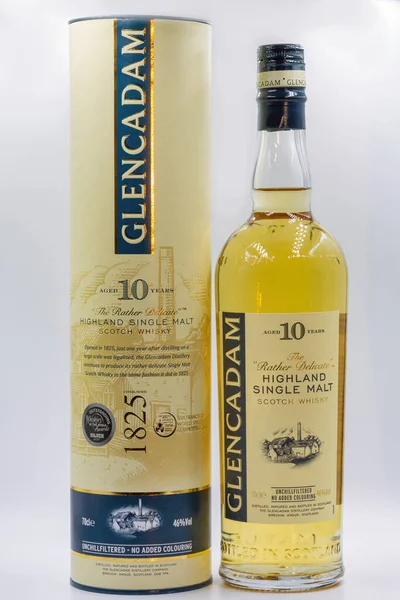 Kyiv Ukraine 2020年11月28日 Glencadam Highland Single Malt 10歳のスタジオ撮影白地を背景にスコッチウイスキーボトルとボックスのクローズアップ — ストック写真