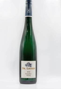 KYIV, UKRAINE - 17 Aralık 2020: Alman Dr. Gevşetin Graacher Riesling şarap şişesi beyaza yakın çekim.