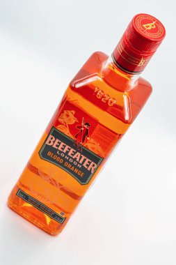 KYIV, UKRAINE - 16 Aralık 2020 Beefeater London Blood Orange premium cin şişesi beyaz arka plana yakın plan. Cin ardıç meyvelerinden damıtılmış alkollü bir içecektir..