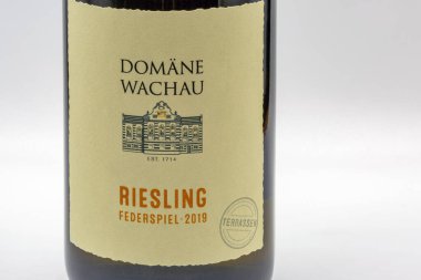 KYIV, UKRAINE - 16 Aralık 2020: Avusturyalı Domane Wachau Federspiel Riesling 'in beyaz şarap şirketine karşı yakın plan çekimi.