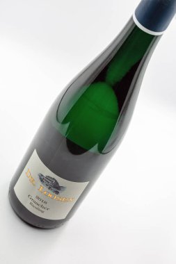 KYIV, UKRAINE - 17 Aralık 2020: Alman Dr. Gevşetin Graacher Riesling şarap şişesi beyaza yakın çekim.
