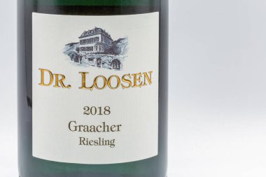 KYIV, UKRAINE - 17 Aralık 2020: Alman Dr. Gevşetin Graacher Riesling şarap şişesi etiketi beyaza karşı yakın plan.