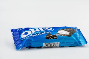 KYIV, UKRAINE - 16 Kasım 2020: Oreo 'nun taze çikolatalı çikolata barının stüdyo çekimi beyaz arka plana yakın plan. Oreo, Amerika 'da en çok satan kurabiye markasıdır..