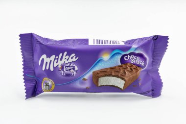 KYIV, UKRAINE - 24 Aralık 2020: Milka choco snak çikolatasının stüdyo çekimi beyazlara karşı yakın plan. Milka, 1901 yılında İsviçre 'de üretilen bir çikolata markasıdır.