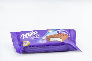 KYIV, UKRAINE - 24 Aralık 2020: Milka choco snak çikolatasının stüdyo çekimi beyazlara karşı yakın plan. Milka, 1901 yılında İsviçre 'de üretilen bir çikolata markasıdır.