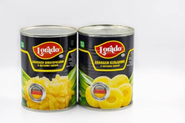 KYIV, UKRAINE - 24 Aralık 2020: Lorado ananas dilimleri ve hafif şuruplu halkalarla konserve çekimleri beyaz arka plana karşı yakın plan.