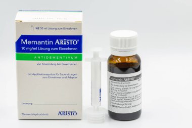 KYIV, UKRAINE - 24 Aralık 2020: Memantine Aristo şurubu paketinin beyaz arka plana yakın çekim çekimi. Orta ve şiddetli Alzheimer hastalıklarının tedavisinde kullanılan bir ilaçtır..