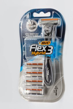 KYIV, UKRAINE - 24 Aralık 2020: Bic Flex Melez 3 traş makinesinin atölye çekimi beyaz arka plana yakın çekim.
