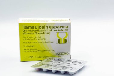 KYIV, UKRAINE - 24 Aralık 2020: Prostat sorunu olan erkekler için Tamsulosin Esparma ilaçlarının stüdyo çekimi beyaz arka plana yakın plan.